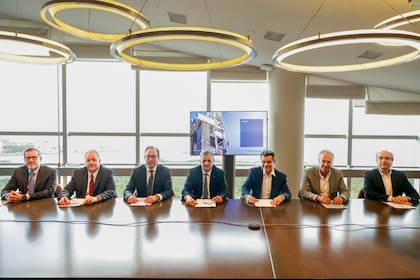 Los ejecutivos petroleros firmaron hoy el acuerdo para poner en marcha la construcción del oleoducto VMOS; de Izquierda a derecha: Gerald Free, gerente de Planificación y Finanzas para Latam de Chevron; Adrián Vila, gerente general de Pluspetrol Argentina; Germán Burmeister, presidente de Shell Argentina, Chile y Uruguay; Horacio Marín, presidente y CEO de YPF; Miguel Galuccio, presidente y CEO de Vista; Marcelo Mindlin, presidente de Pampa Energía, y Daniel Ciaffone, vicepresidente de PAE