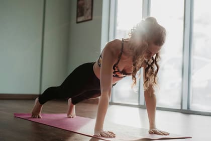 Los ejercicios isométricos unilaterales como sentadilla dividida o plancha lateral, ayudan a reducir las diferencias de fuerza entre extremidades, ya que se dirigen a un lado del cuerpo