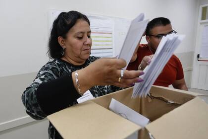 Los electores de Corrientes acuden para votar legisladores provinciales y cargos municipales este domingo 11 de junio