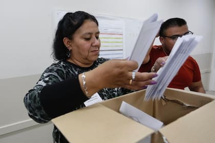 Los electores de Corrientes acuden para votar legisladores provinciales y cargos municipales este domingo 11 de junio