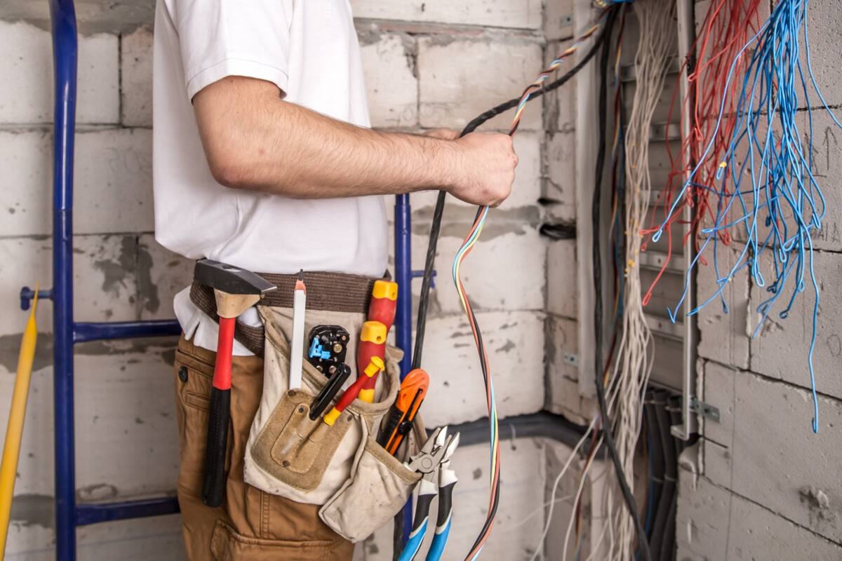 Los electricistas ganaron un salario medio al año de US$60.240 en 2022, según un informa de U.S. News & World Report