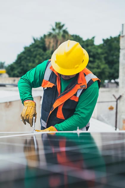 Los electricistas que saben instalar paneles solares, cargadores de autos eléctricos o sistemas inteligentes tienen más oportunidades y salarios más altos