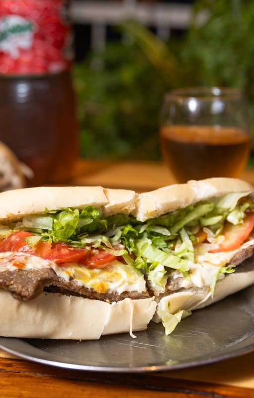 Los Eléctricos tiene un sándwich de milanesa de primer nivel.