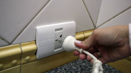 Los electrodomésticos consumen aun cuando estén apagados, por lo que la mejor recomendación es desenchufarlos