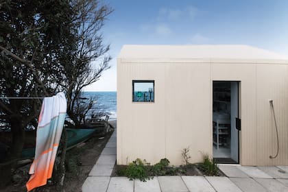 Para cubrir la vieja estructura de cemento se usaron placas de chapa acanalada color champagne con aislante. El clima dirá si es un buen día para usar la ducha al aire libre o la que está conectada en el mismo lugar, pero en el interior.