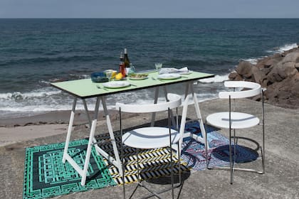 Con desplegar los caballetes de ingenioso diseño, sube la tapa, para comodidad de los invitados.