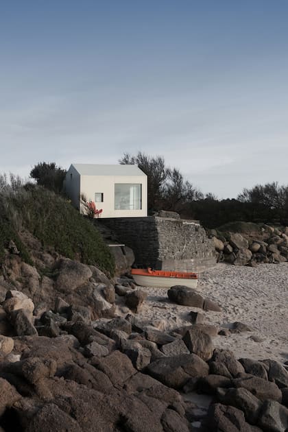 Refugio mínimo. Un arquitecto parisino se hizo una casa de playa de 12m2 en la costa de Normandía