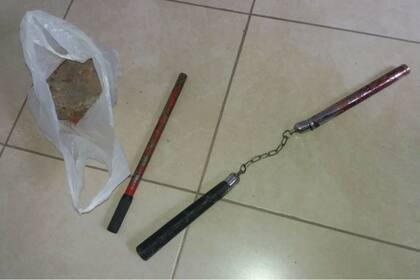 Los elementos que se usaron en la pelea incluyeron un nunchaku (a la derecha de la imagen)