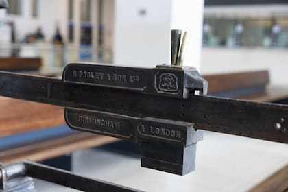 Los elementos traídos desde Londres en barco, que aún perduran, maridan con la arquitectura de inspiración francesa