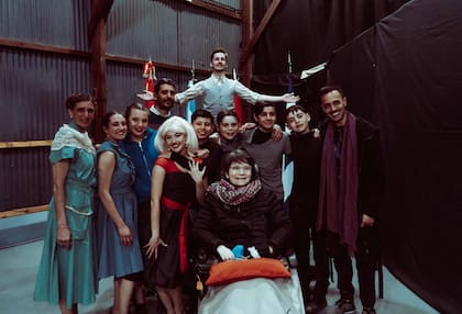 Los elencos de teatro y ballet de General Villegas con la bibliotecaria Patricia Bargero