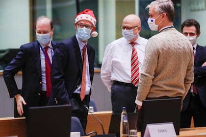 Los embajadores de la Unión Europea hablan mientras se reúnen antes de una reunión especial del Comité de Representantes Permanentes de los Gobiernos de los Estados miembros ante la Unión Europea (Coreper) en el Consejo Europeo de Bruselas el 25 de diciembre de 2020