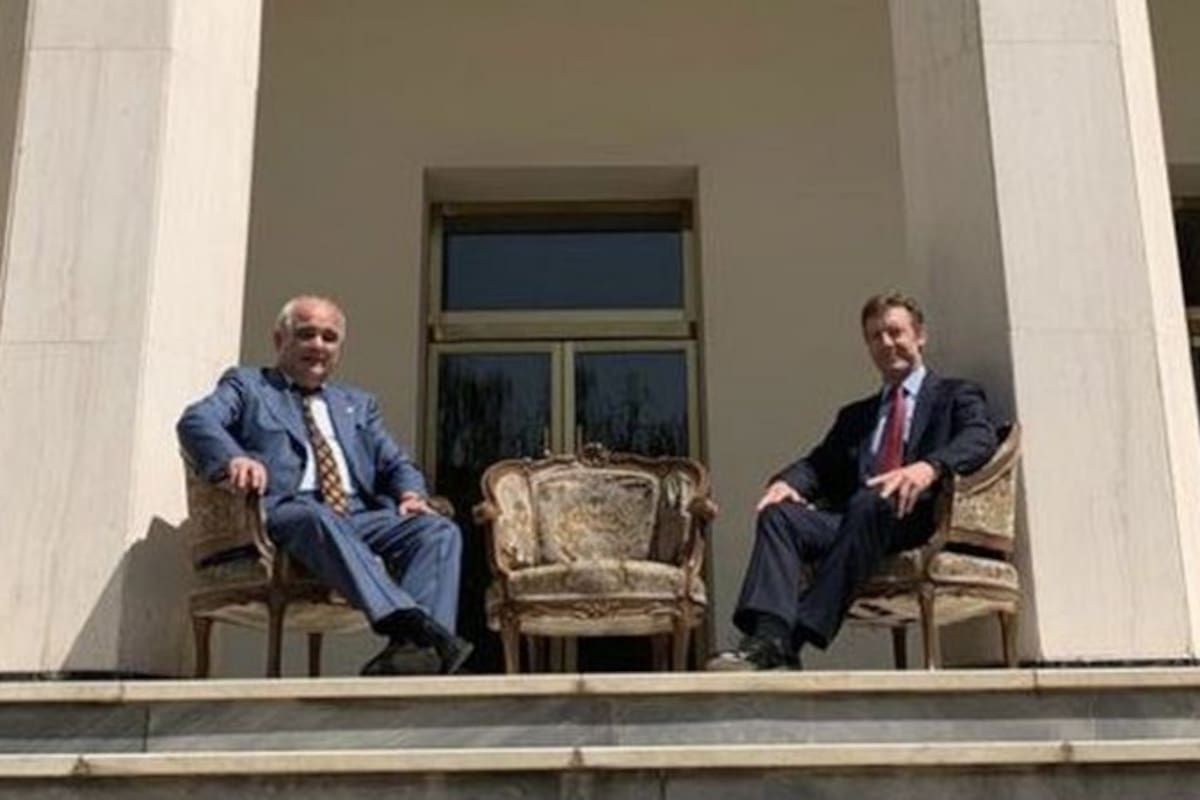 Los embajadores ruso y británico en la sede de Rusia en Irán.