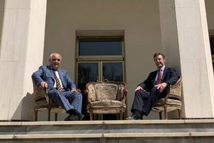 Los embajadores ruso y británico en la sede de Rusia en Irán.