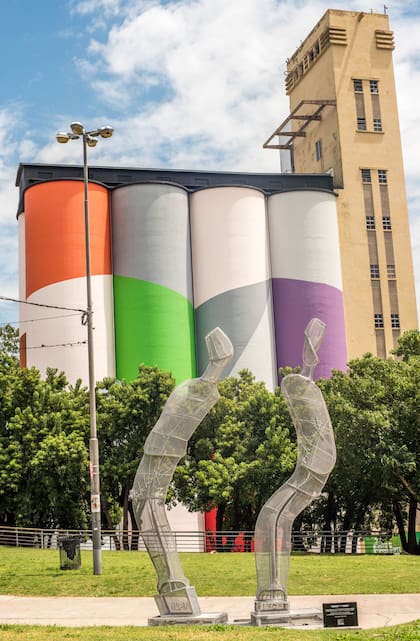 Los emblemáticos hilos del Museo de Arte Contemporáneo (MACRO) detrás de Marzo y Abril, las obras de Marta Minujin.