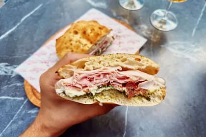 Los embutidos como el pavo, el jamón y el rosbif tienen alrededor de 1,5 g de sal por porción, mientras que dos rebanadas de pan integral pueden aportar otros 0,6 g