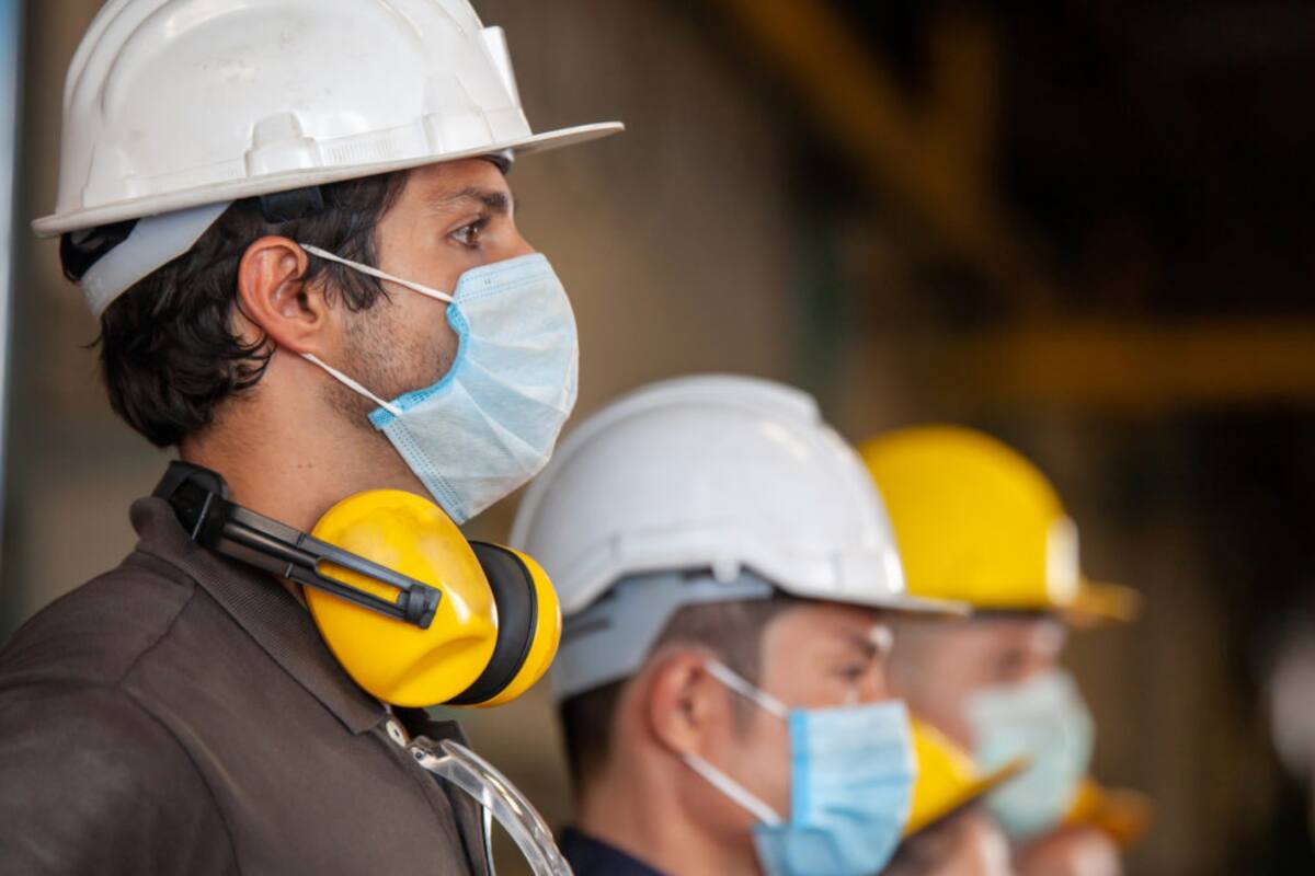 Los empleadores deben cumplir con medidas estrictas, como minimizar el número de visitas innecesarias a la oficina