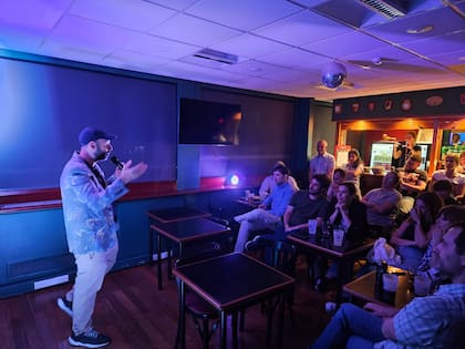 Los empleados comparten actividades de todo tipo, por ejemplo, está quien va a despuntar su hobbie de DJ y pasa unos discos, o quien se anima a una noche de stand up