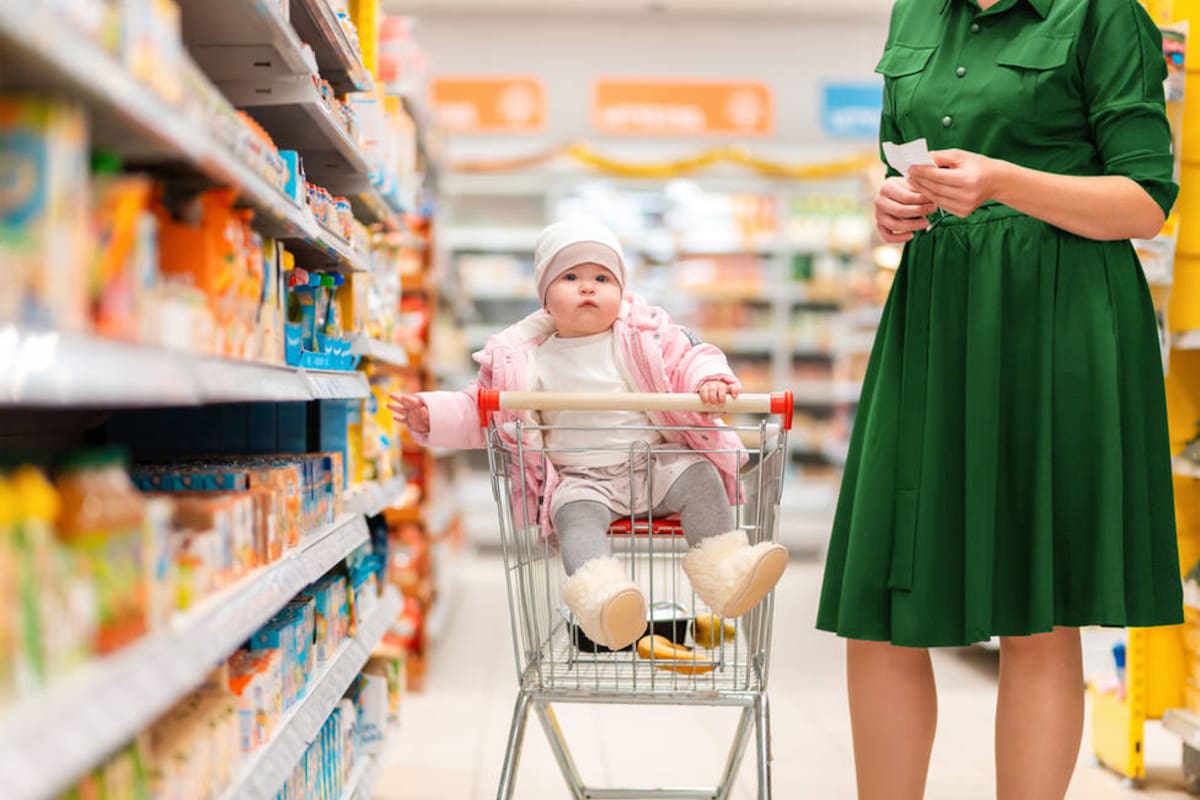Los empleados de Costco le sacaron el carro de las manos sin ver que su hija pequeña estaba sentada allí