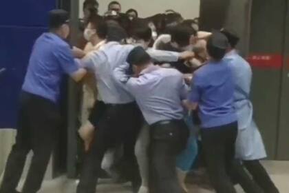 Los empleados de Ikea intentaron confinar a sus clientes