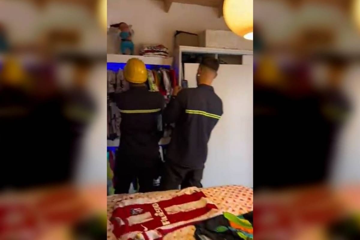 Los empleados de la compañía de cable quedaron maravillados con una colección que tenía en el placard el dueño de casa