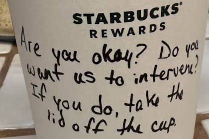 Los empleados de la famosa cadena de cafeterías le escribieron una nota a una chica de la que sospechaban que esta sufriendo de acoso. Captura: Facebook Brandy Selim Roberson.