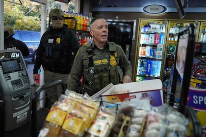 Los empleados de la tienda confrontaron a los agentes de la Patrulla Fronteriza y a Greg Bovino