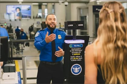 Los empleados de la TSA trabajan sin sueldo en los aeropuertos de Estados Unidos mientras continúa el cierre del gobierno