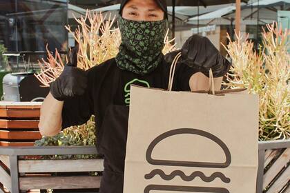 Los empleados de Shake Shack toman medidas de protección para evitar el contagio del coronavirus
