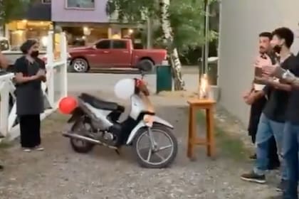 Los empleados de un restaurant le regalaron una moto a un compañero que debía caminar 14 kilómetros para ir y volver del trabajo