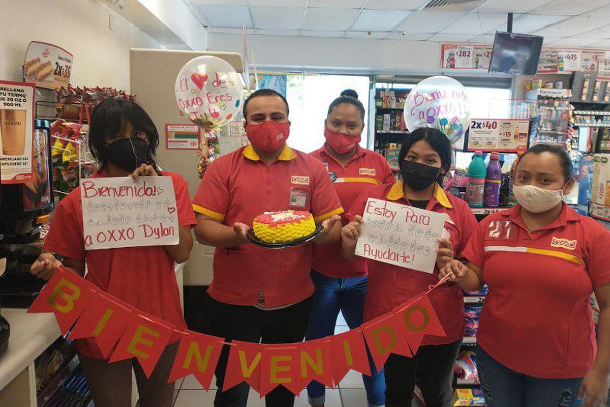 Los empleados de una tienda mexicana le dieron una cálida bienvenida a un nuevo compañero