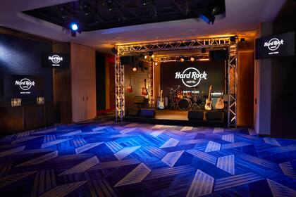 Los empleados deben estar disponibles para trabajar en turnos nocturnos, fines de semana y días festivos en el Hard Rock Hotel de Nueva York