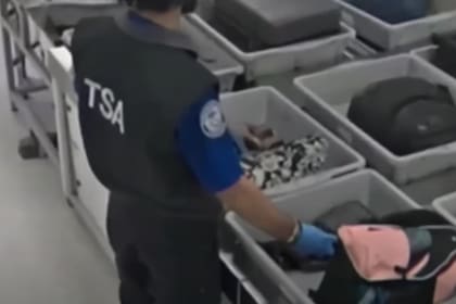 Los empleados del Aeropuerto Internacional de Miami fueron capturados mientras les robaban a los pasajeros