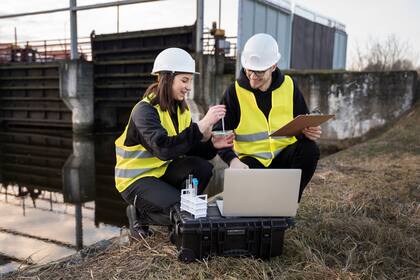 Los empleados en el sector del medio ambiente suelen trabajar en oficinas y laboratorios, pero también pueden pasar tiempo en actividades de campo