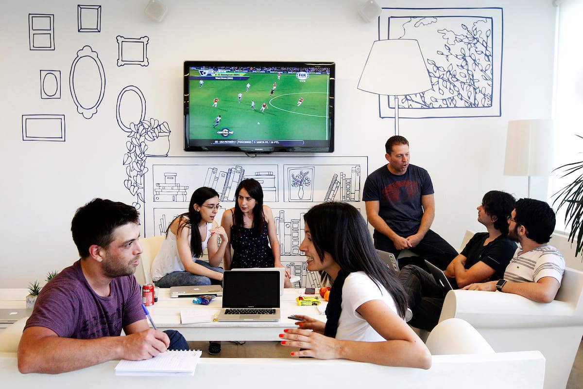 Los empleados en organizaciones con alta confianza son más productivos, tienen más energía, colaboran mejor con sus colegas y permanecen más tiempo con sus empleadores