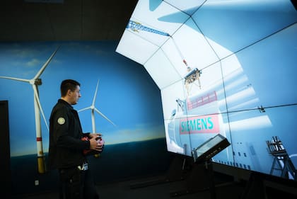 Los empleados manejan consolas desde donde pueden supervisar parques eólicos en todo el mundo. Cuando se apaga un aerogenerador, pueden reiniciarlo electrónicamente sin necesidad de enviar a un equipo de mantenimiento