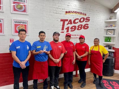 Los empleados que asistieron a Joe Biden en su visita al restaurante de comida mexicana, Tacos 1986, en Los Ángeles, California