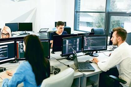 Los empleados que salen de sus silos y trabajan con colegas distintos aprenden más, venden más y adquieren habilidades más rápidamente.