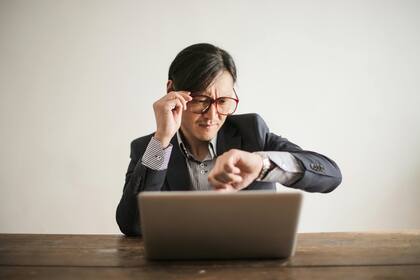 Los empleados que trabajen más de 40 horas por semana y no estén exentos recibirán un pago del 50% adicional por hora (Pexels/Andrea Piacquadio)