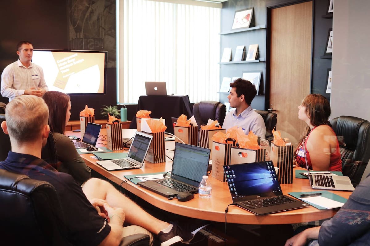 Los empleos que requieran de empatía y habilidades manuales no serán reemplazados por la Inteligencia Artificial, indica la investigación