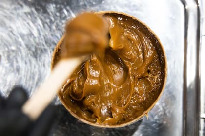 Los emprendedores destacan que con la cruza de razas el dulce de leche tiene otro sabor