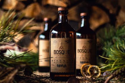 Los emprendedores elaboran su gin cien por ciento artesanal con bayas salvajes del arbusto de enebro patagónico, un insumo clave que le otorga a la ginebra básica su particular sabor y perfume