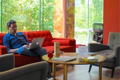 Los emprendedores ofrecen espacios compartidos que optimizan costos