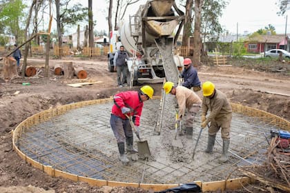 Los empresarios calculan que hay unos 100.000 trabajadores suspendidos por el freno a la obra pública.