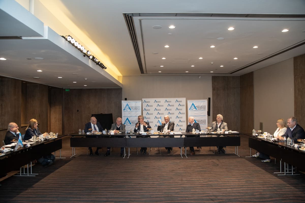 Los empresarios con el gobernador Jalil