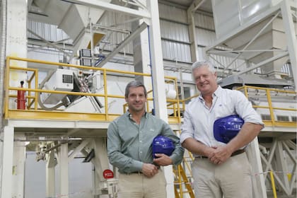 Los empresarios Javier y Fernando Amuchástegui en la planta de procesamiento de granos y semillas