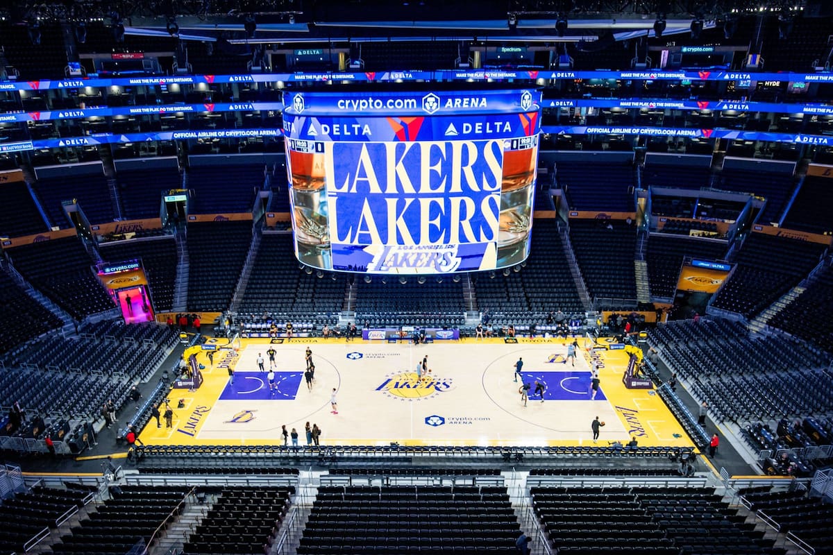 Los empresarios Josh Kushner y Bob Iger acordaron la compra de la participación mayoritaria de los Los Angeles Lakers