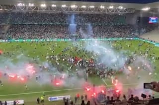 Invasión y agresiones de los hinchas con bengalas a los jugadores rivales tras un descenso luego de 18 años