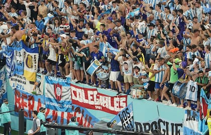 Los encargados de seguridad explican que se tratan de hinchas que son parte de la "segunda y tercera" línea del corazón de la tribuna