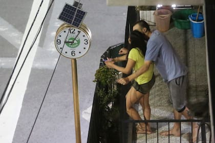 Los encuentros desde los balcones se repiten en todos los barrios porteños