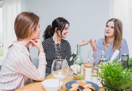 Los encuentros frecuentes con amigos y familiares aparecen como un factor clave frente al aislamiento